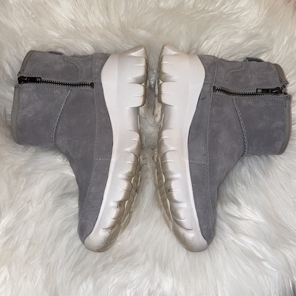 UGG Sherpa lined chunky grey shoes - Picture 2 of 6